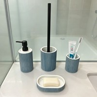 Ensemble d'accessoires de salle de bain en polyrésine côtelée bleu et blanc, 4 pièces : distributeur de savon, porte-brosse à dents, porte-brosse WC, porte-savon