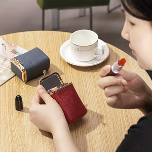 Bolso de Lujo de Piel Sintética Litchi con Cierre de Beso para Lápiz Labial, Venta al por Mayor de Fábrica, Mini Monedero Cosmético Personalizado con Espejo Incorporado, Varios Colores - Product Image 4
