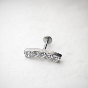 Vente en gros de bijoux de corps en titane de qualité implantable G23 sur mesure, <span class=keywords><strong>piercing</strong></span> interne à filetage, cartilage de <span class=keywords><strong>l</strong></span>'oreille, tragus, hélix, anneau de <span class=keywords><strong>l</strong></span>èvre - Product Image 1