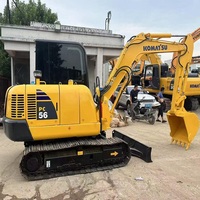 Mini-excavatrice sur chenilles Komatsu PC56 d'occasion, 5,5 tonnes, avec godet hydraulique et lame bouteuse, faible nombre d'heures de fonctionnement, directement de l'usine.