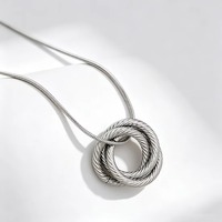 Collier pendentif cercle entrelacé torsadé pour femme et fille, chaîne fine en acier inoxydable, bijou minimaliste nœud d'amour