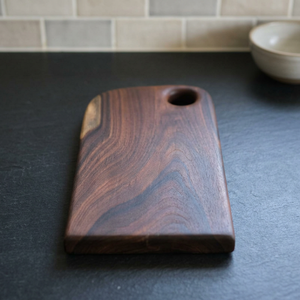 Planche à découper asymétrique en teck massif brun foncé avec trou intégré pour le pouce - Product Image 2