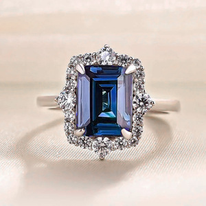 Anello di Lusso con Zircone Blu e Bordo in Imitazione di Giada, Gioiello Unisex alla Moda - Product Image 1