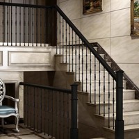 Balustrade d'escalier moderne en fer forgé sur mesure, avec poteau en fer à motif festonné et tourillon de balustrade de balcon, pour projets de construction
