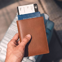 Porte-passeport en cuir de vache véritable avec logo personnalisé, blocage RFID, porte-passeport de voyage en cuir véritable