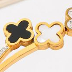 Bracciale Angelina in acciaio inossidabile con tre fiori di trifoglio, tono oro, gioielli alla moda per donna, idea regalo - Product Image 6