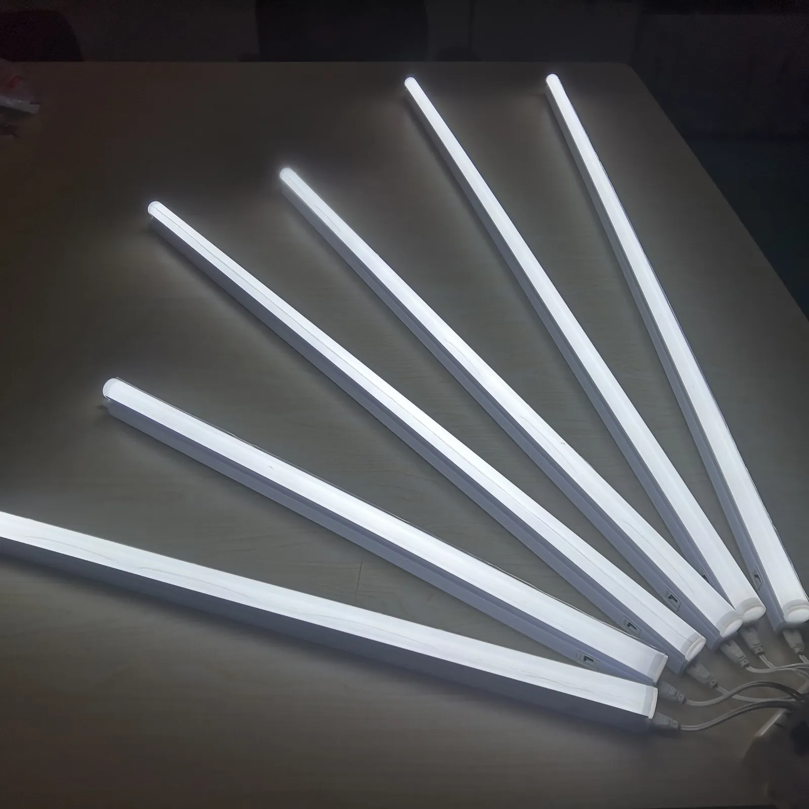 Buona vendita sintonizzabile T5 LED tubo lampade T5 LED T5 tubi T8 LED tubo 4ft LED tubo luce con l'alta qualità