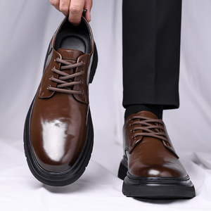 รองเท้าลำลองหนังแก้วผู้ชาย ส้นเตี้ย พื้นยาง รองรับแรงกระแทก เหมาะสำหรับเดินเล่นและพักผ่อน - Product Image 3