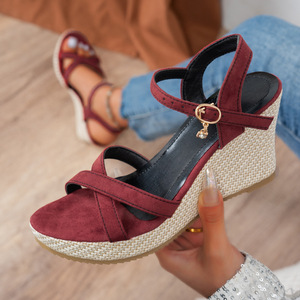 Nuova tendenza da <span class=keywords><strong>donna</strong></span> <span class=keywords><strong>sandali</strong></span> con zeppa in pelle sintetica e tacco <span class=keywords><strong>di</strong></span> grandi dimensioni con cinturini incrociati antiscivolo per le attività estive all'aperto - Product Image 4