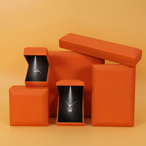 Scatola per Gioielli di Lusso Personalizzata con Logo, Finitura <span class=keywords><strong>in</strong></span> Vernice Arancione, <span class=keywords><strong>in</strong></span> Velluto, con Luce LED per Orecchini, Ciondoli, Collane, Bracciali e Anelli - Product Image 1