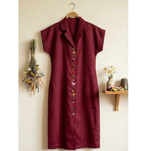 Robe en lin bordeaux d'inspiration bohème avec des accents floraux brodés et des boutons en bois, matière élégante et confortable - Product Image 5