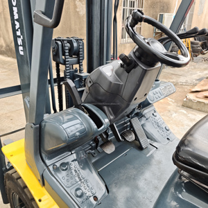 Montacargas Diésel Komatsu de 3 Toneladas, Elevador Hidráulico de 5T, Válvula de Control, Barra de Extensión de Transmisión, Control Cómodo, Tracción en las Cuatro Ruedas, 1 Año de Garantía - Product Image 6