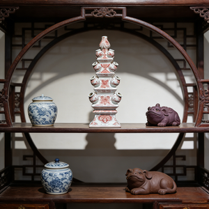 Vase tulpière en <span class=keywords><strong>porcelaine</strong></span> rouge et blanche avec un motif chinoiserie inspiré <span class=keywords><strong>de</strong></span> <span class=keywords><strong>Delft</strong></span>, peint à la main, style pagode florale, vase multi-ouvertures - Product Image 6