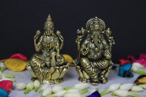 คู่พระลักษมีและพระกานีช ทำจากทองเหลือง – งานฝีมือขนาดเล็กสำหรับบูชาที่บ้าน ตกแต่งสำนักงาน และเป็นของขวัญมงคล ผลิตในรัฐราชสถาน ทำด้วยมือ - Product Image 3