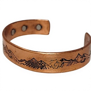 Brazalete Abierto de Cobre Puro Vintage con Grabado de Cadena de Montaña, Diseño Orgánico Antiguo con Motivo de Pico Natural - Product Image 1