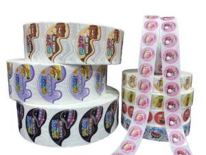 สติกเกอร์กาวสำหรับเด็กเกรดอาหาร BOPP ทนทานต่อการฉีกขาด ผลิตตามสั่งสำหรับผ้าอ้อม ผลิตภัณฑ์ดูแลเด็ก กล่องของเล่นเด็ก OEM กระดาษกาวแห้งเร็ว - Product Image 4