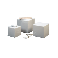 Boîte de présentation en acrylique blanc brillant personnalisée de 10 cm avec un design minimaliste moderne, pré-assemblée pour les bijoux