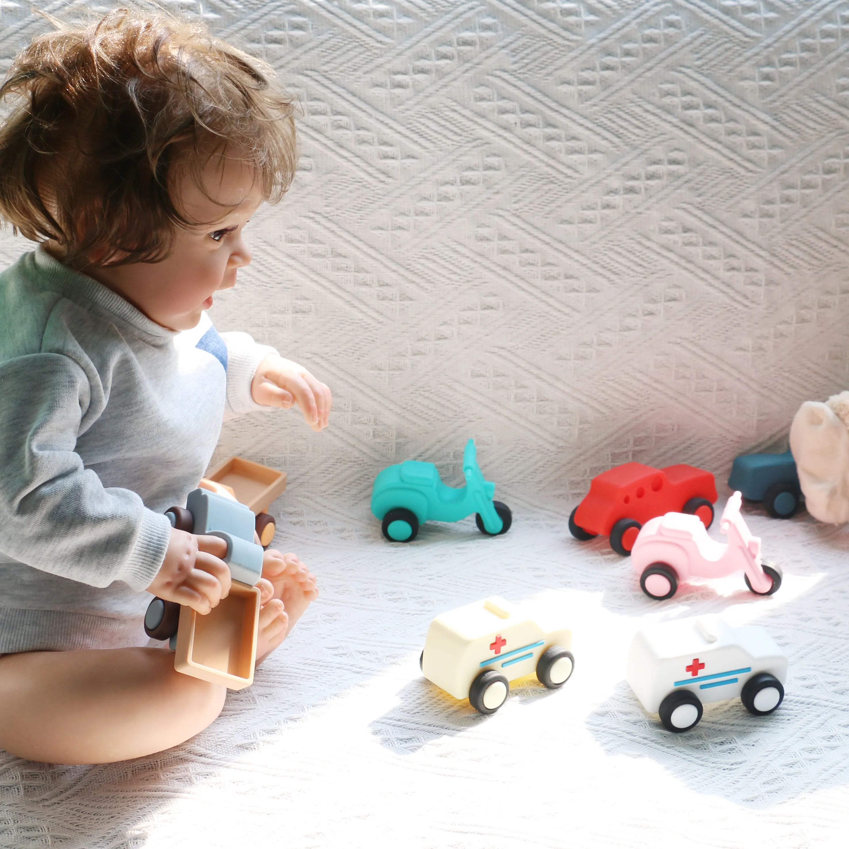 Toptan özel silikon bebek yürüyor oyuncaklar çocuk yiyecekleri sınıf eğitim bebek Montessori oyuncak araba ambulans oyuncak arabalar