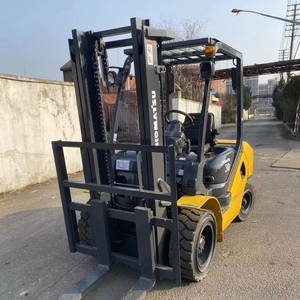 Chariot élévateur léger Komatsu FD30 3T, idéal pour la manutention en intérieur et en extérieur - Product Image 1