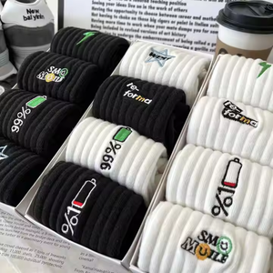 Мужские спортивные носки до середины икры с вышивкой - Product Image 2