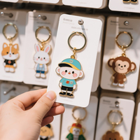 Vente en gros fabricant : Porte-clés vintage en émail motif dessin animé, breloques en métal avec pompon - Design personnalisable, étanche, couleur sur mesure