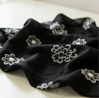 Tissu en Chiffon Satiné Noir Mat, Broderie Florale à Pois Blancs Contrastants, Tissu Plissé Anti-Plis et Fluide pour Abaya Musulmane