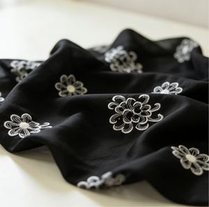 Tissu en Chiffon Satiné <span class=keywords><strong>Noir</strong></span> Mat, Broderie Florale à Pois Blancs Contrastants, Tissu Plissé Anti-Plis et Fluide pour Abaya Musulmane - Product Image 4