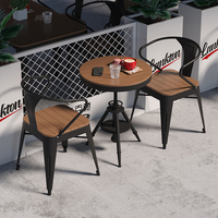 Ensemble de table à manger industrielle moderne avec chaises à accoudoirs, structure en fer, plateau en bois, usage commercial, meubles d'extérieur/d'intérieur, résistant à l'eau