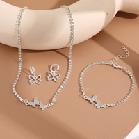 Set Perhiasan Kalung Kupu-kupu Berlian Amerika dan Eropa, Anting Clover, dan Gelang untuk Wanita dan Gadis