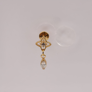 Pendiente de titanio G23 con flor colgante y circonita cúbica marquesa de base plana para perforaciones de cartílago, hélix, tragus y lóbulo - Product Image 3