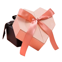 Kotak Hadiah Kertas Kraft Berbentuk Hati Warna Merah Muda yang Dapat Disesuaikan, Terbuat dari Bahan Daur Ulang PPWR, Berorientasi Embossed, untuk Hadiah Valentine, Ulang Tahun, dan Pesta.
