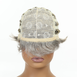 <span class=keywords><strong>Parrucca</strong></span> sintetica a strati naturale con taglio Pixie in argento reale con frangia adatta sia per gli uomini che per le donne - Product Image 3