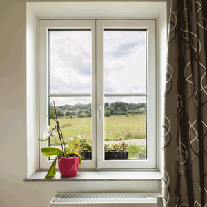 หน้าต่างบานเปิด UPVC แบบทำความสะอาดตัวเอง กระจกเคลือบไฮโดรฟิลิก ไม่ต้องบำรุงรักษา กระจกสามชั้น สำหรับพื้นที่สูงและเข้าถึงยาก - Product Image 2