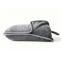 Couverture de voyage personnalisée en flanelle polyester isolante et coupe-vent, portable, deux-en-un, multifonctionnelle, avec oreiller pour avion et voiture, double usage