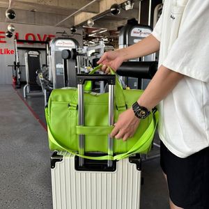 กระเป๋าเดินทางสุดสัปดาห์ขนาดใหญ่ กระเป๋ากีฬา PU สำหรับฝึกซ้อม แยกส่วนเปียกและแห้ง กระเป๋าเดินทางดีไซน์ทันสมัย รับสั่งทำ - Product Image 4