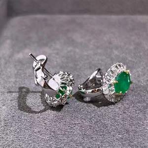 Boucles d'oreilles en or massif 18 carats avec émeraude naturelle ovale de 2,4 carats, saphir blanc et diamants incrustés – Bijoux en pierres précieuses fines - Product Image 4