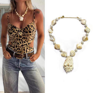 قلادة شاطئية يدوية الصنع من الأصداف البحرية الطبيعية غير المنتظمة، قلادة فاخرة من الأصداف واللؤلؤ الطبيعي للنساء كهدية - Product Image 4