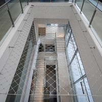Barrière de sécurité flexible en treillis métallique en acier inoxydable noir diamanté pour garde-corps de centre commercial