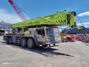 Grúa sobre camión ZOOMLION de 80 toneladas, usada, modelo 2017, altura de elevación de 50.5 m, grúa móvil hidráulica con contrapeso de 15 toneladas. - Product Image 3