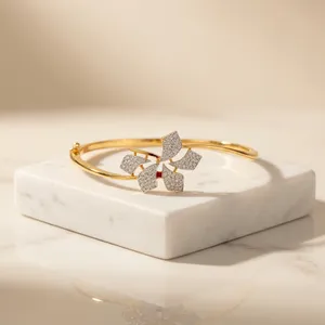 Bracelet manchette fleur finition or, incrustation réplique diamant, bijoux de mariage indien pour femme, 100% laiton plaqué or rhodié, motif flèche - Product Image 1