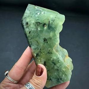 คริสตัลบำบัดคุณภาพสูง หินดิบธรรมชาติ พรีไนต์รูปทรงหอคอยสีเขียว สำหรับตกแต่งบ้าน - Product Image 3