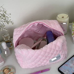 Trousse de toilette fourrure personnalisée, trousse de voyage en tissu éponge jalousement, trousse cosmétique de beauté rose moelleux avec doublure vichy - Product Image 1