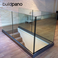 Rampe d'escalier moderne en aluminium pour appartement, design intérieur, avec profilé en U et balustrade en verre sans cadre pour balcon résidentiel et villa