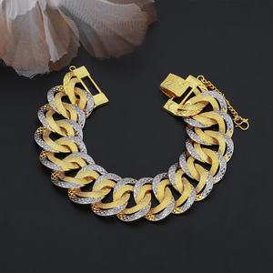 โรงงานเครื่องประดับจิน ซิ่วซิง ขายส่งสร้อยข้อมือผู้ชายแบบ Cuban Link ชุบทอง 24K สองสี สไตล์ทันสมัย ทำจากทองเหลือง - Product Image 5