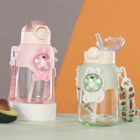 Bouteille portable pour enfants, motif dessin animé, en plastique écologique, avec sangle bandoulière, grande capacité, style mignon, avec paille intégrée