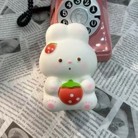 Jouet Squishy Lapin Fraise à Rebond Lent en PU Doux et Moelleux, Anti-Stress pour Enfants et Adultes