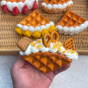 Gaufre belge festonnée à la main faux modèle alimentaire avec décoration de crème de fruits frais fraise en plastique - Product Image 4