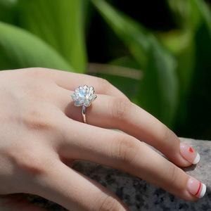 Anello floreale minimalista da donna con design scintillante intarsiato, elegante gioiello alla moda per tutti i giorni - Product Image 3