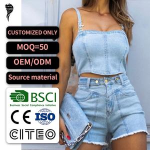 Personnalisation OEM, Meilleures ventes : Ensemble deux pièces décontracté d'été pour femme, style rétro, en denim délavé, comprenant un haut dos nu et un short en denim uni. - Product Image 1