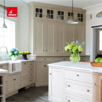 Armoires en bois bicolores Allandcabinet avec portes en verre et îlot en marbre, armoires de cuisine personnalisables de style Shaker